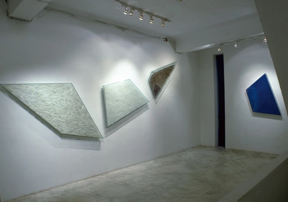 1997年7-8月「懷疑者的微笑」個展現場；左一現為本館典藏品《似停非停》。-圖片